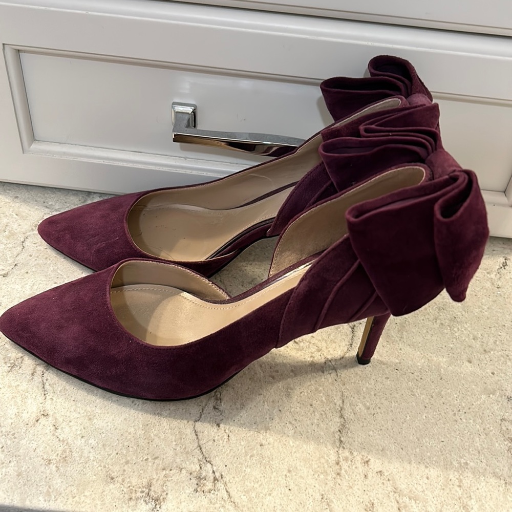 White House Black Market size 8 velvet pumps